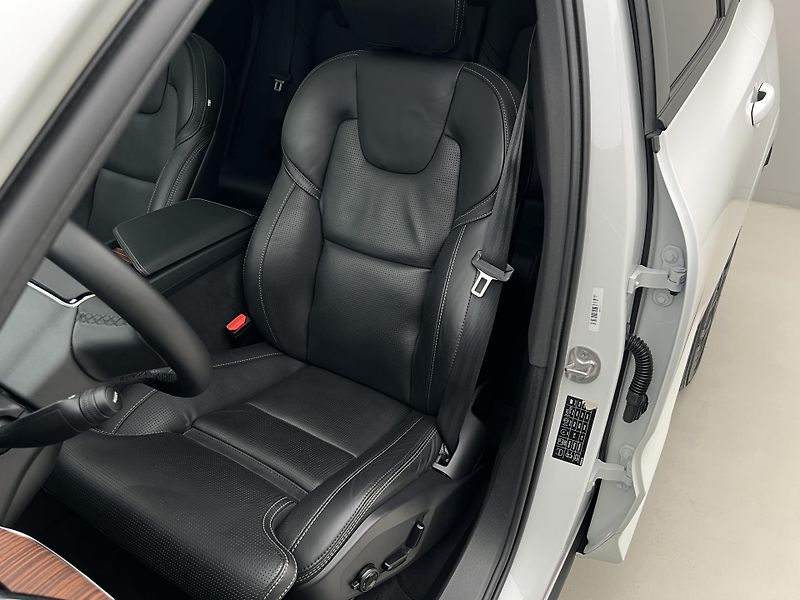 Volvo XC60 B5 AWD ULTIMATE DARK AUT  - fotka 20 z 47