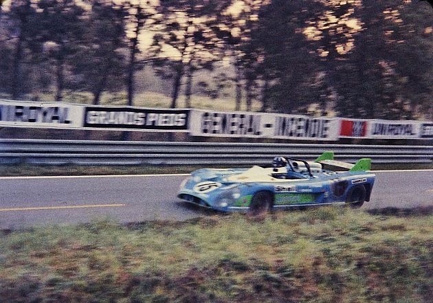 Graham Hill při vítězství 24 hodin Le Mans 1972, kdy se za volantem vozu Matra-Simca střídal s Henri Pescarolem., zdroj: Wikimedia Commons, ZANTAFIO56, CC BY-SA 2.0