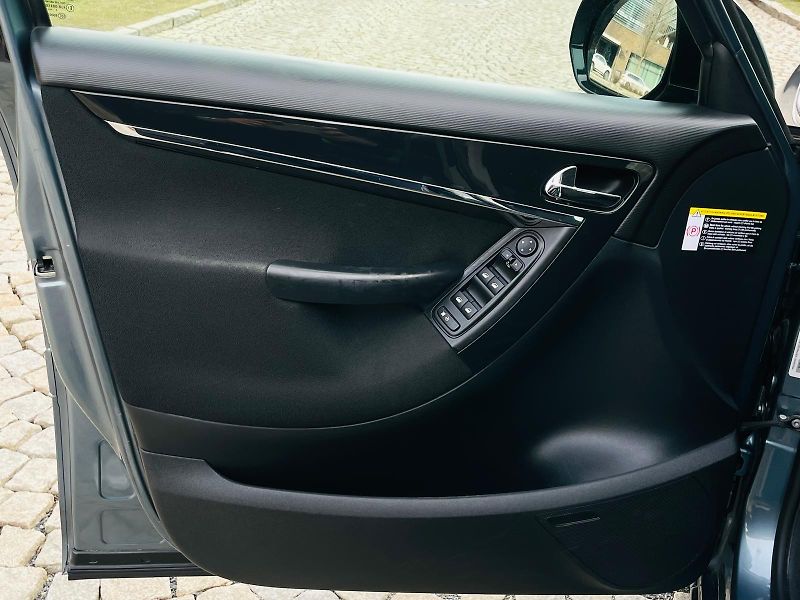 Citroën C4 Picasso 1.6i 88KW MANUÁL LED SENZORY - fotka 30 z 44
