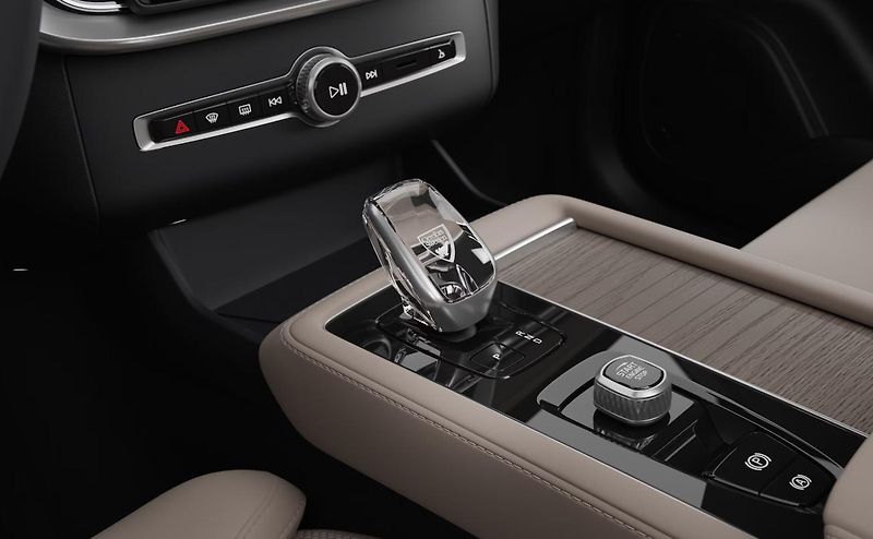 Volvo XC90 (2026) B5 AWD PLUS BRIGHT - fotka 15 z 17
