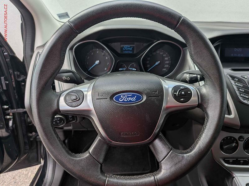 Ford Focus (2011) 1.6 i, AC, výhřev sed - fotka 13 z 16