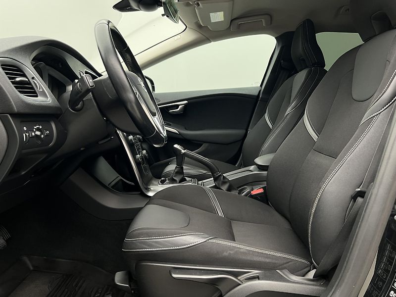 Volvo V40 D2 MOMENTUM - fotka 3 z 34