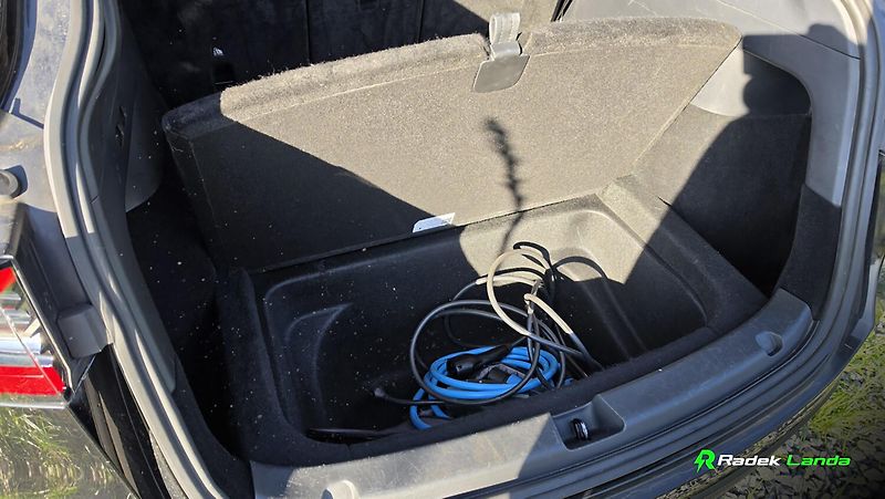 Tesla Model Y (2021) Dual Motor 4×4 - fotka 7 z 8