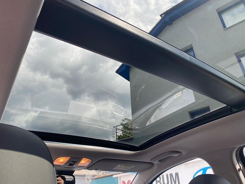 Hyundai i30 1.4 - PREMIUM - NÍZKÉ KM - fotka 10 z 16
