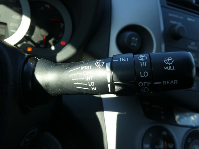 Toyota RAV4 (2006) 2.0i 112kW REZERVOVANO - fotka 13 z 28