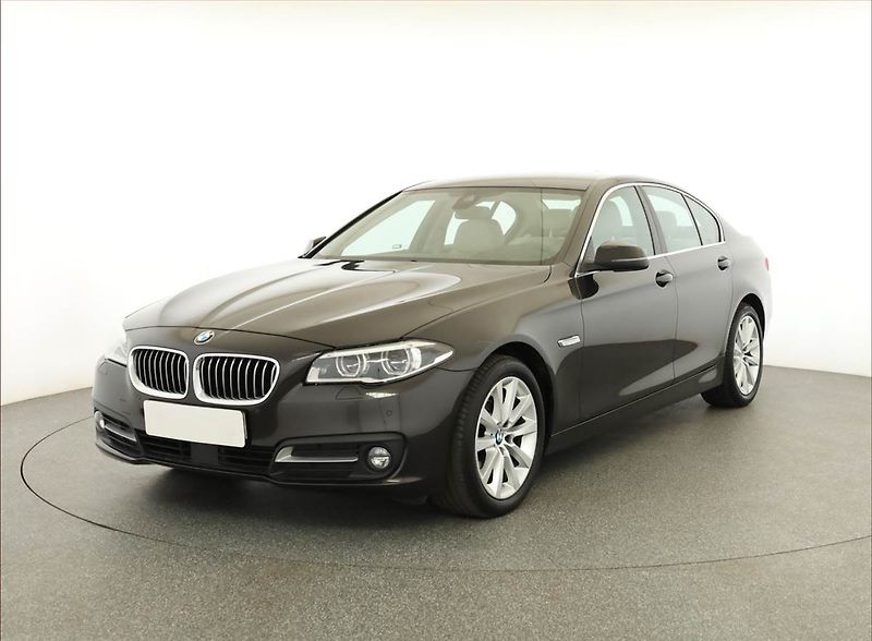 BMW Řada 5 (2016) 520d xDrive, 4X4, Automat, ČR - fotka 2 z 20