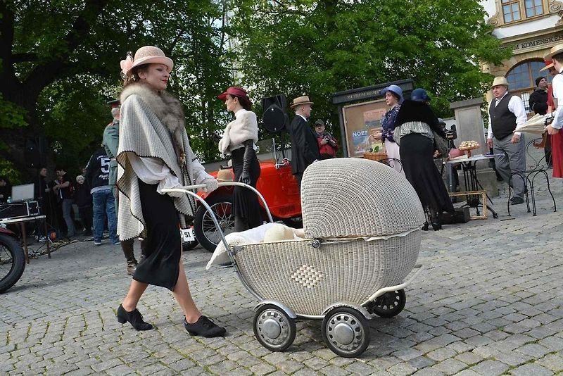 Stovka nablýskaných motocyklů a automobilů předválečné a meziválečné éry vyrazila v neděli z Horního náměstí v Přerově na spanilou jízdu regionem. Nejstarší účastnicí byla osmaosmdesátiletá Libuše Šulcová, která na trasu vyrazila na motocyklu BSA 770 se s