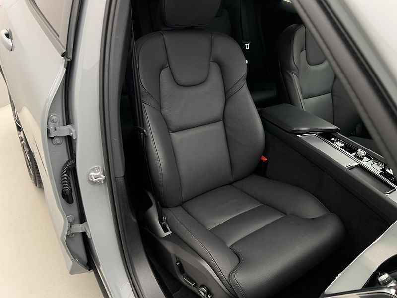 Volvo XC60 B5 AWD PLUS DARK AUT REZERVACE - fotka 20 z 44