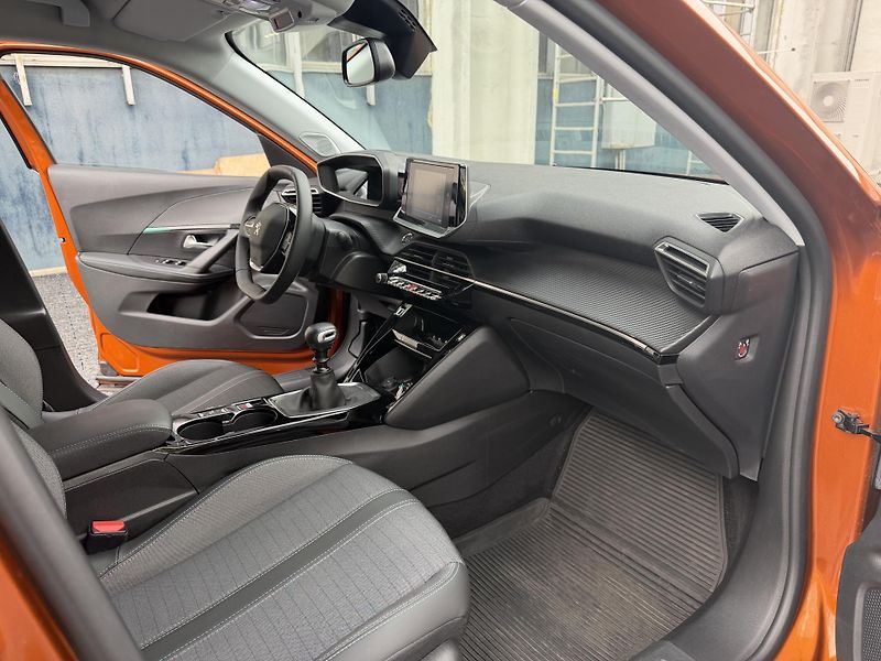 Peugeot 2008 (2023) ALLURE PACK PureTech 130k MAN6 - fotka 27 z 31