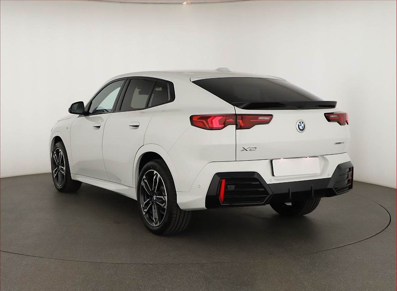 BMW X2 (2025) sDrive20i - fotka 4 z 25