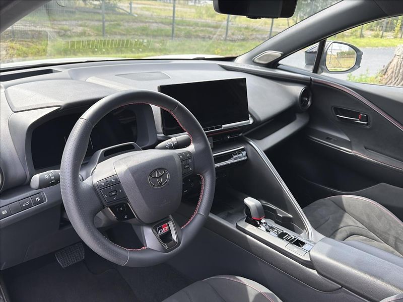 Toyota C-HR 2,0 Hybrid E-CVT AWD GR Sport - fotka 10 z 32