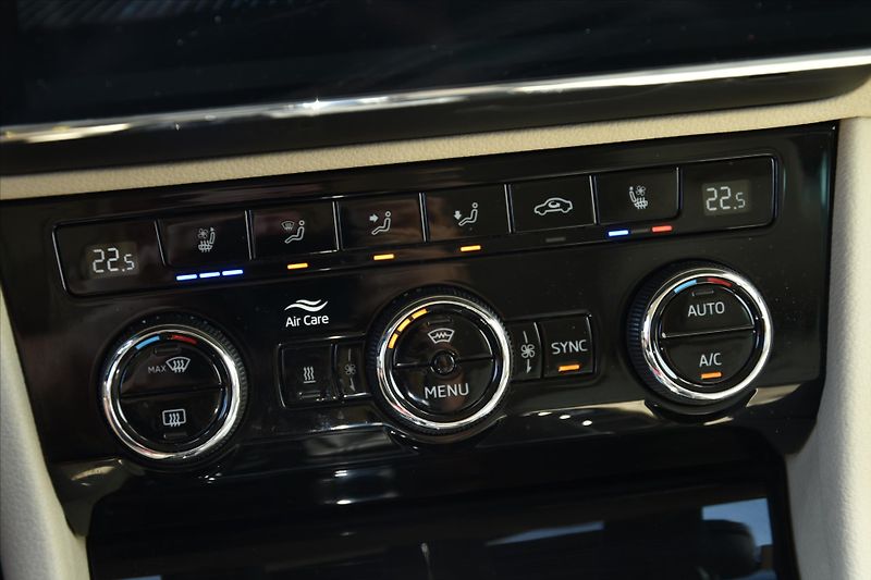 Škoda Superb 2.0TDi 147kW DSG L&K ČR - fotka 27 z 36
