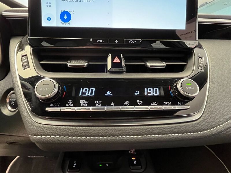 Toyota Corolla TS 1.8L Hybrid CVT Style - fotka 16 z 24