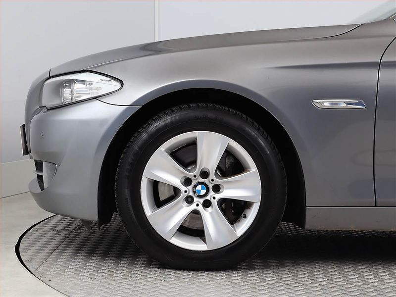 BMW Řada 5 (2012) 530d xDrive, 4X4, Automat - fotka 13 z 21