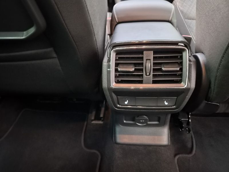 Škoda Karoq 1.5 TSI Top selection - fotka 23 z 27