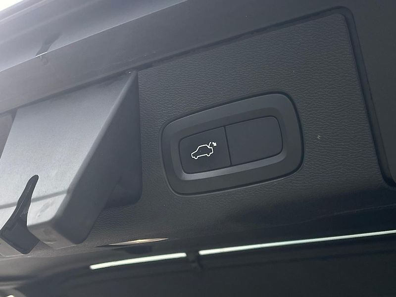 Volvo XC60 B4 AWD R-Design H&K, TZ - fotka 21 z 23