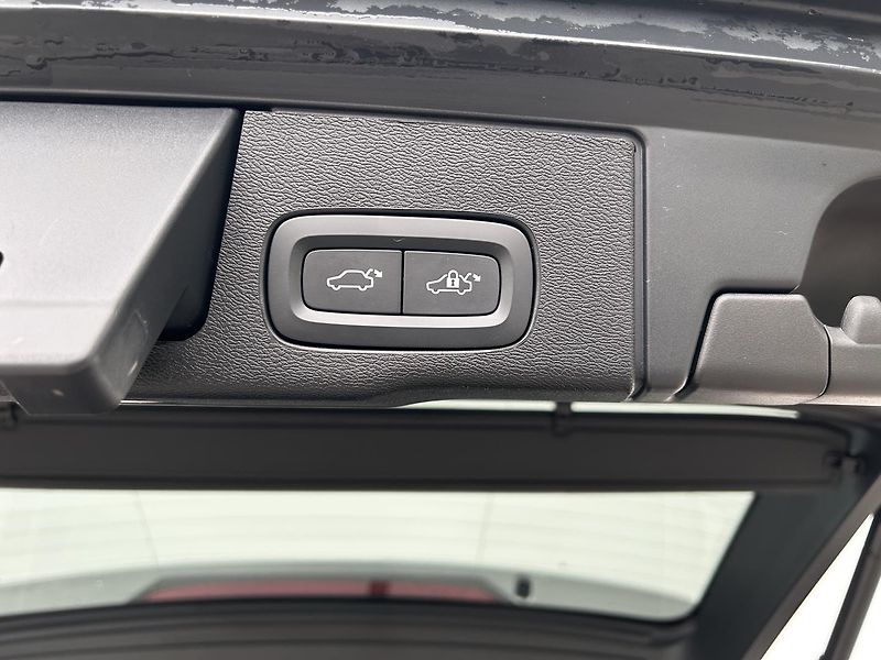 Volvo XC60 2.0 B4 4x4 PLUS  Black - fotka 27 z 29