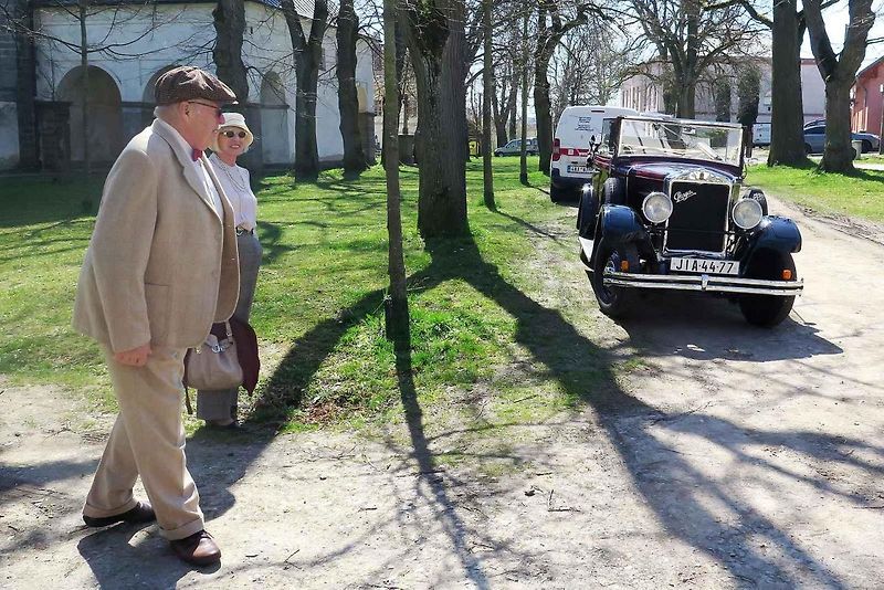 Kulatá světla, blýskající se chromy, brumlavé motory. Majitelům historických skvostů vyšla jejich první letošní projížďka na jedničku.