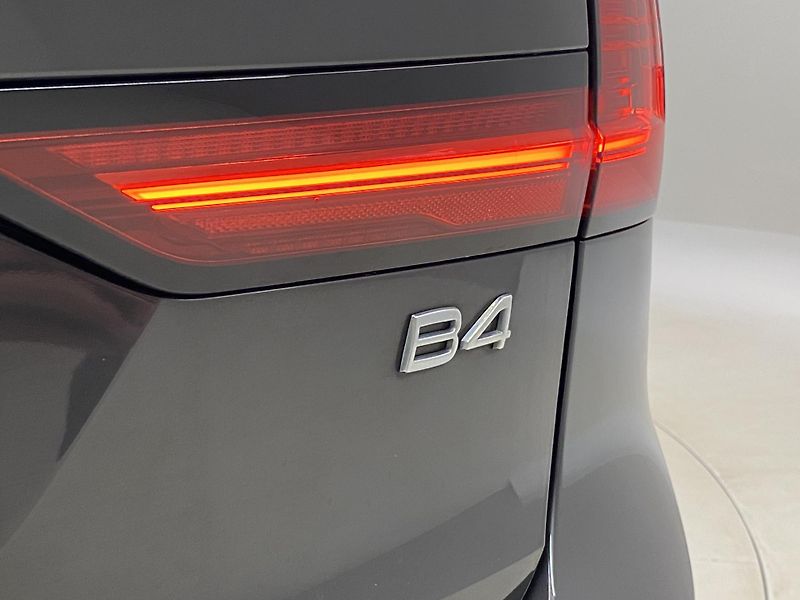 Volvo V90 B4 MOMENTUM AUT REZERVACE - fotka 36 z 48