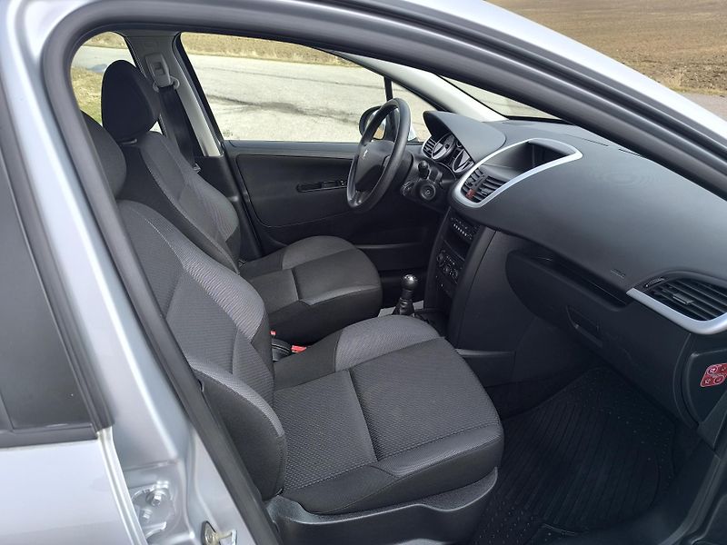 Peugeot 207 1.4  1.MAJITEL, DOLOŽENÉ KM - fotka 17 z 25