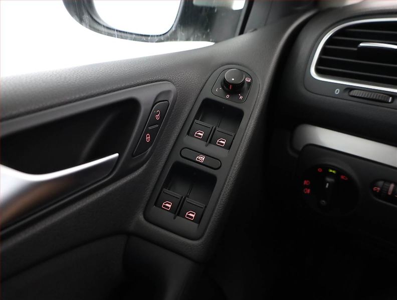 Volkswagen Golf (2010) 1.2 TSI, ČR,1.maj, Serv.kniha - fotka 16 z 18