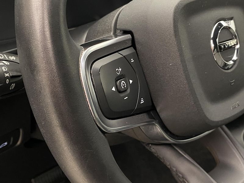 Volvo XC40 T2 MOMENTUM REZERVACE - fotka 19 z 44