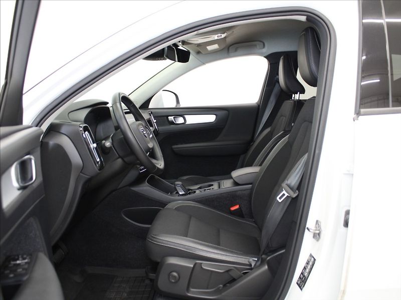 Volvo XC40 2,0 D4 AWD Mom.PRO Pilot Tažné - fotka 6 z 21