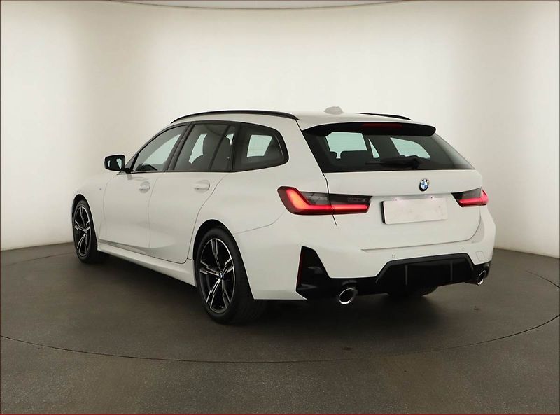 BMW Řada 3 (2023) 320 d - fotka 4 z 20