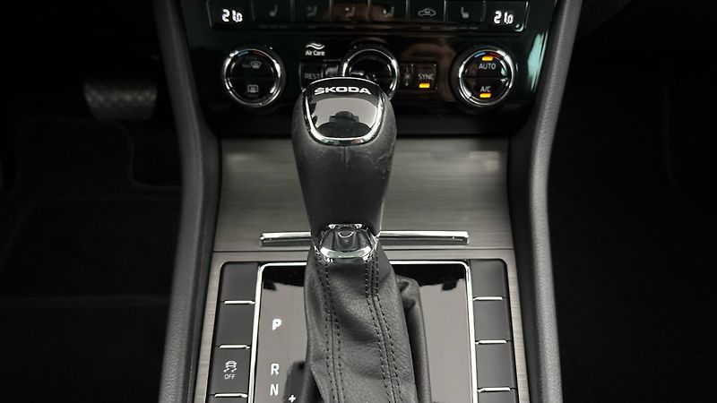 Škoda Superb 2.0 TSI DSG Style - fotka 26 z 31