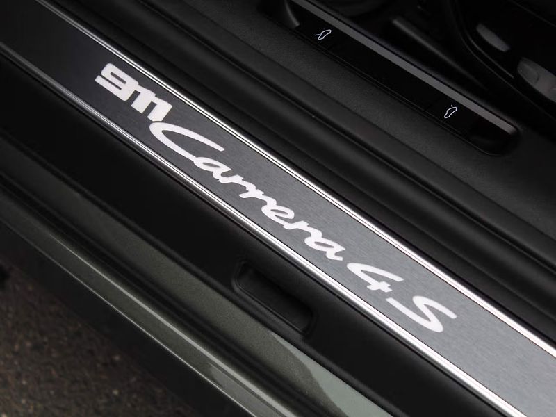 Porsche 911 (2026) Carrera 4S Lift InnoDrive BOSE - fotka 23 z 30