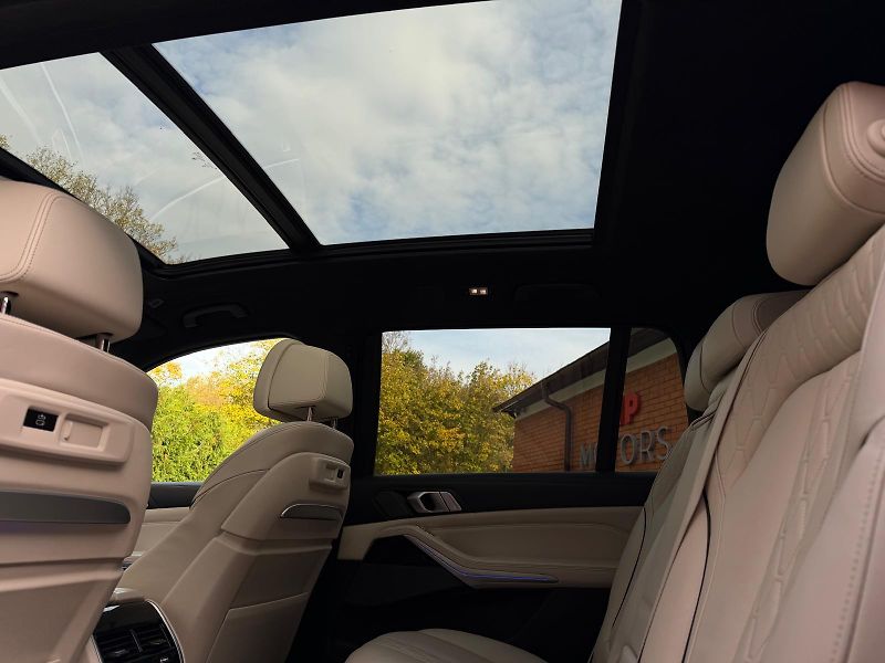 BMW X7 M50xD-R22-PANO-H&K-ČR-TOP STAV - fotka 37 z 53