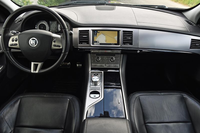 Jaguar XF 3.0 V6 S 202 kW A/T,XENON,NAVI - fotka 39 z 48