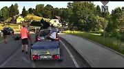 Z motorky saltem na střechu auta. Nehoda z Chotěvic hitem internetu