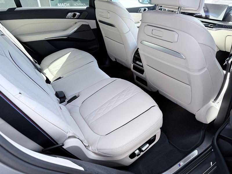 BMW X7 40xd Masáže N.náprava N.topení - fotka 20 z 28