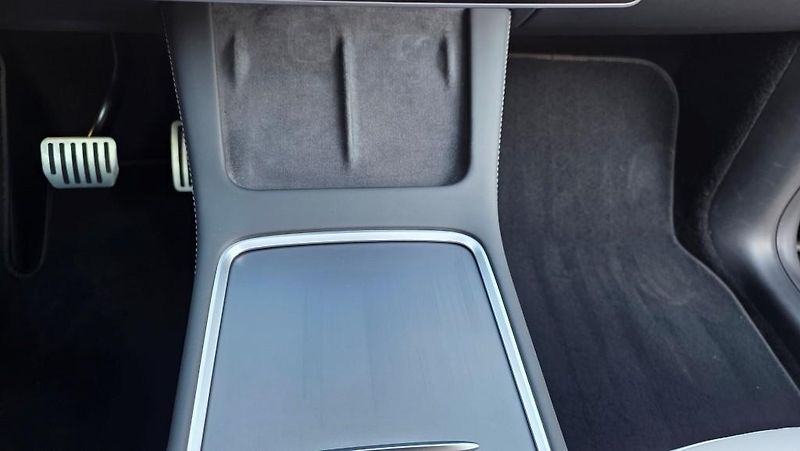 Tesla Model Y (2023) LR AWD DE Záruka SoH 92,7%  - fotka 36 z 41
