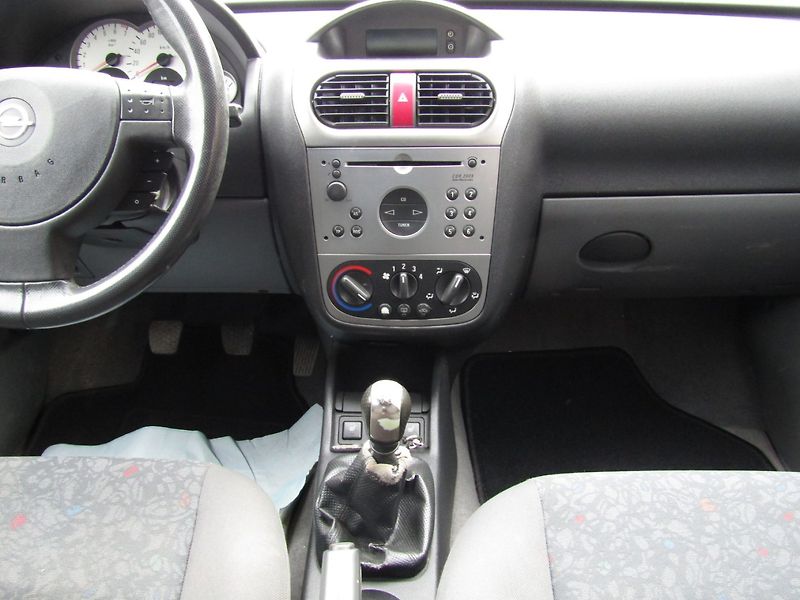 Opel Corsa (2002) GSi 1.8 16VC 92kW - fotka 17 z 38