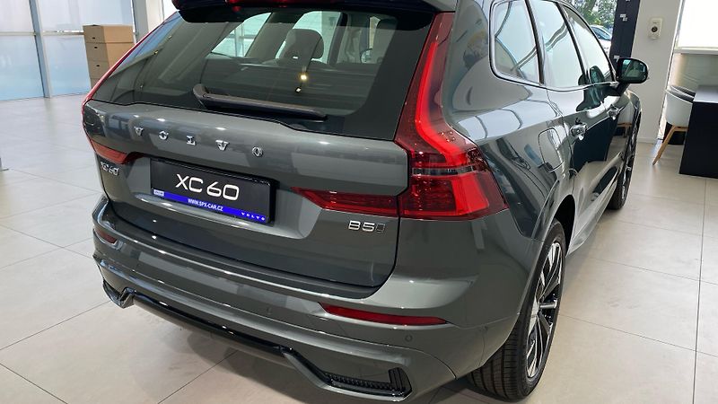 Volvo XC60 (2026) ULTRA DARK, B5 AWD, 184+10 kW - fotka 4 z 15