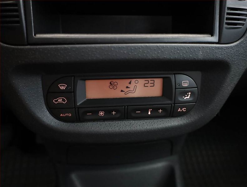 Citroën C3 (2004) Exclusive 1.4 i, nová STK - fotka 10 z 15