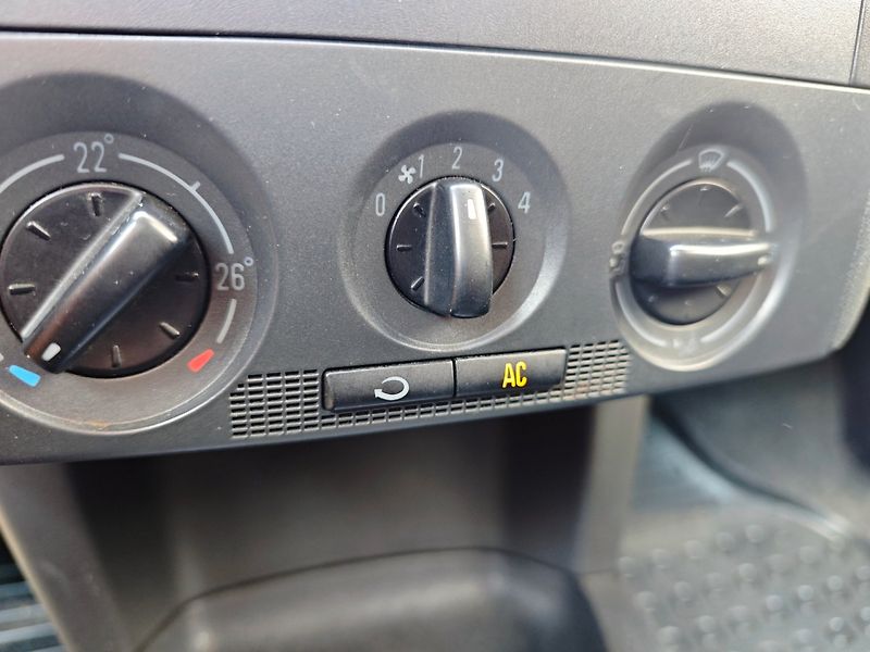 Škoda Fabia (2007) 1.2 HTP Elegance nové ČR 1.maj - fotka 21 z 32