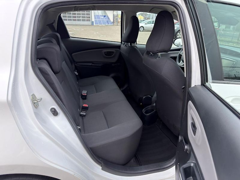 Toyota Yaris 1.5i 82 kW navi. serviska - fotka 10 z 21