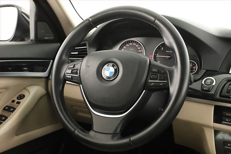 BMW Řada 5 (2015) 520d, Kůže, Bi-Xenony - fotka 8 z 20