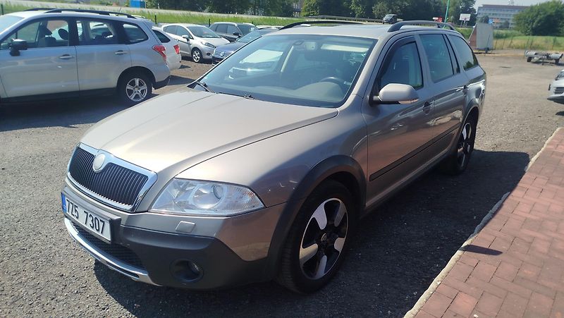 Škoda Octavia (2008) 2.0 FSI - fotka 2 z 27