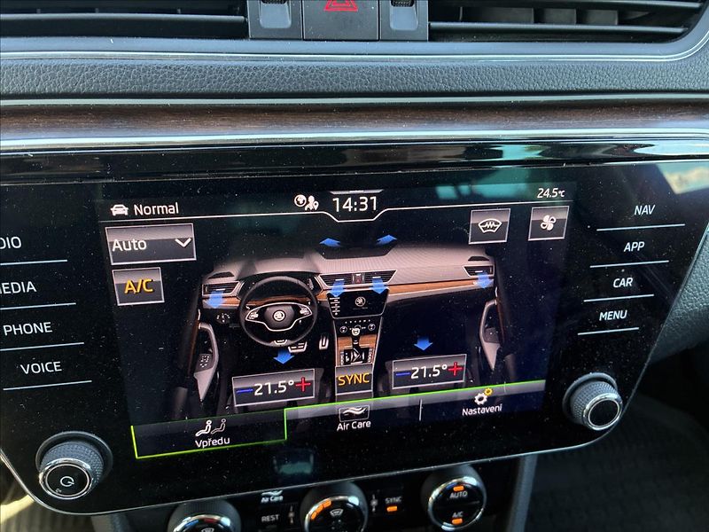 Škoda Superb 2,0 TDI 4X4 SCOUT TAŽNÉ - fotka 17 z 26