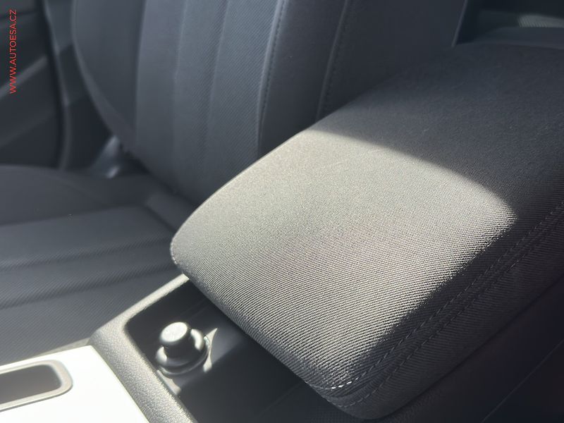 Audi A4 (2017) 2.0TDi, ČR, AC, výhřev sed. - fotka 20 z 21