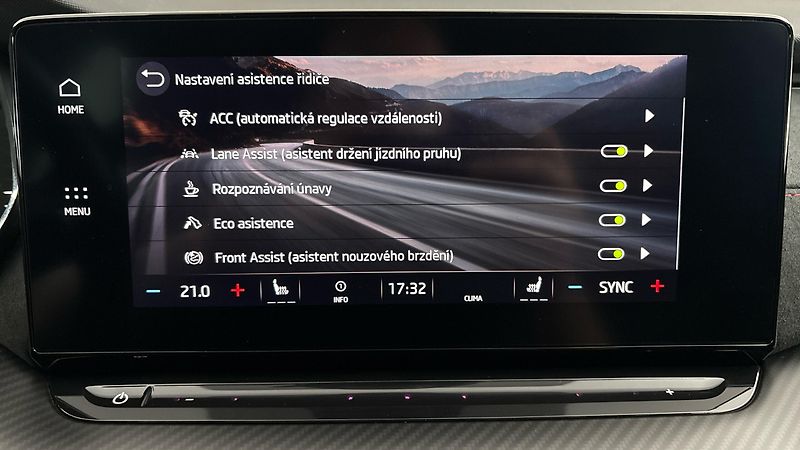 Škoda Octavia 2.0 TSI DSG RS Combi - fotka 27 z 31