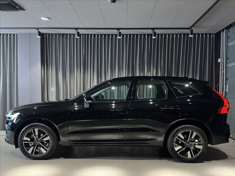 Volvo XC60 (2026) 2,0 B5  Plus Dark - fotka 2 z 31