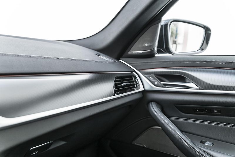 BMW Řada 5 545e xDrive Msport*1.majitel - fotka 32 z 38