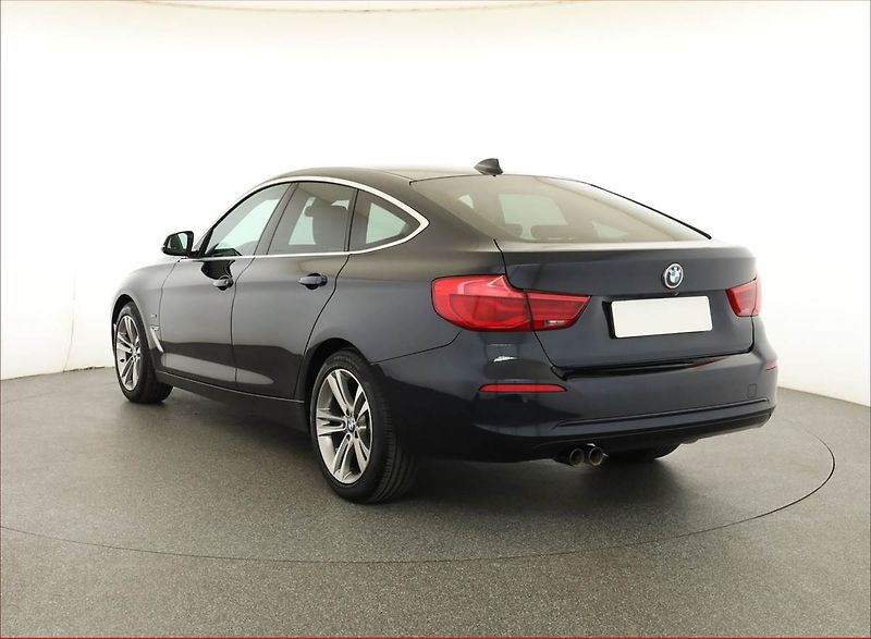 BMW Řada 3 (2018) Sport Line 320d xDrive GT - fotka 4 z 18