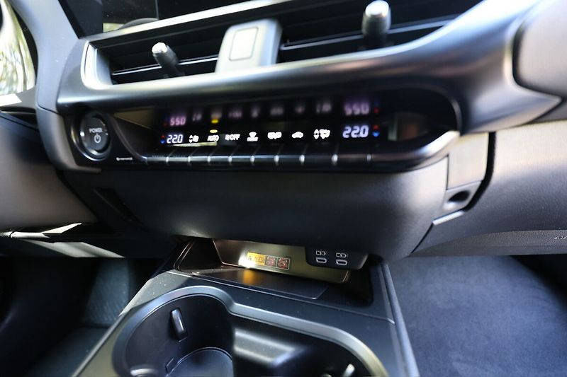 Lexus UX 300h 300H 2,0 HEV BUSINESS TECH - fotka 21 z 28