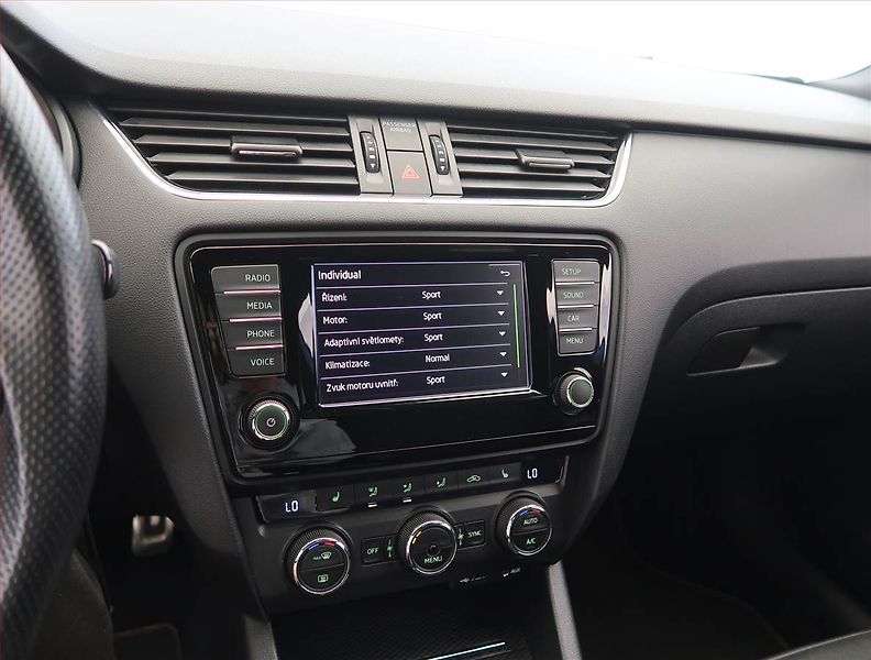 Škoda Octavia (2016) RS 2.0 TSI, Kůže, Bi-Xenony - fotka 17 z 25